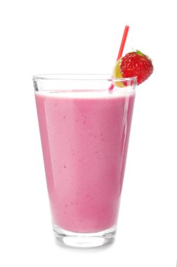 Beyaz arka planda bir bardak lezzetli çilekli smoothie.