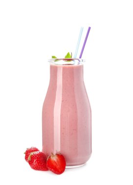 Beyaz arka planda bir şişe lezzetli çilekli smoothie.