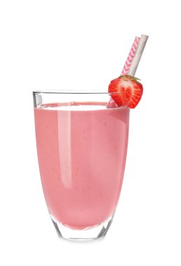 Beyaz arka planda bir bardak lezzetli çilekli smoothie.