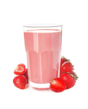 Beyaz arka planda bir bardak lezzetli çilekli smoothie.