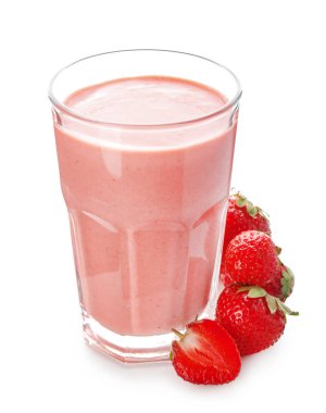 Beyaz arka planda bir bardak lezzetli çilekli smoothie.