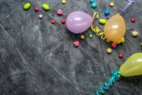 Globos Fiesta Cumpleaños Con Caramelos Sobre Fondo Gris —  Fotos de Stock