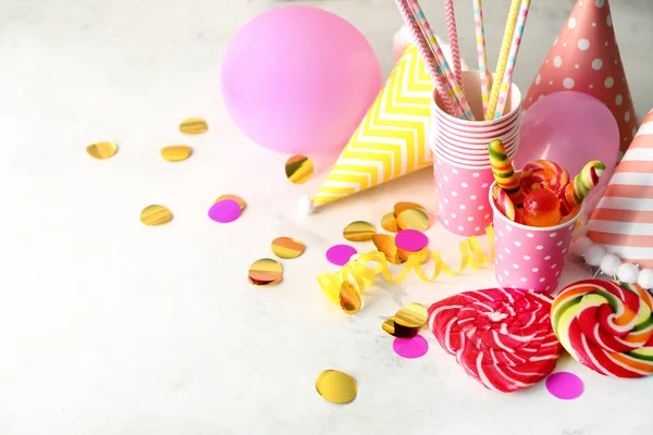 Artículos Fiesta Cumpleaños Con Caramelos Sobre Fondo Claro —  Fotos de Stock