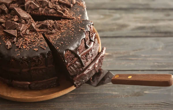 Πιάτο Νόστιμο Κέικ Σοκολάτας Στο Ξύλινο Τραπέζι Κοντινό Πλάνο — Φωτογραφία Αρχείου