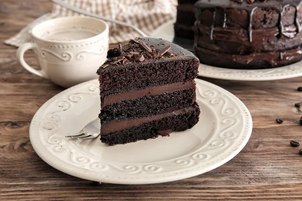Πλάκα Κομμάτι Της Νόστιμο Κέικ Σοκολάτας Στο Ξύλινο Τραπέζι — Φωτογραφία Αρχείου