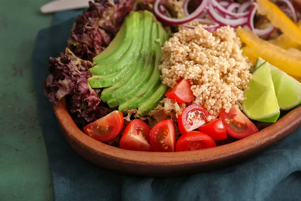 Assiette Avec Salade Quinoa Sur Table Gros Plan — Photo