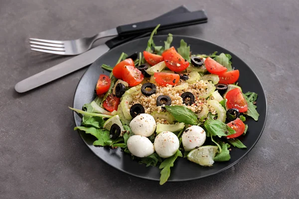 Assiette Avec Salade Quinoa Sur Fond Gris — Photo