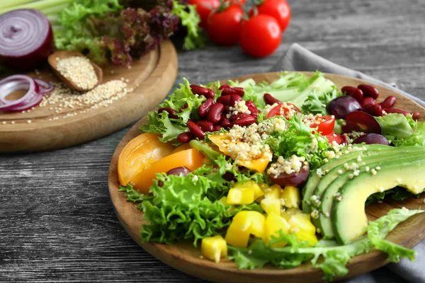 Assiette Avec Salade Quinoa Sur Fond Bois Gros Plan — Photo