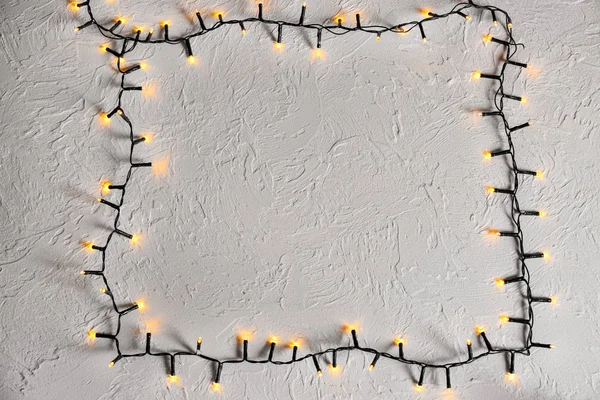 Dokulu Arka Plan Üzerinde Noel Çelenk Çerçeve Yapılmış — Stok fotoğraf