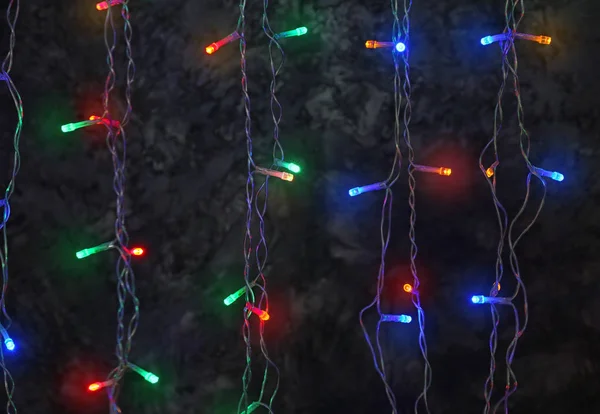 Leuchtende Weihnachtsgirlanden Auf Dunklem Hintergrund — Stockfoto