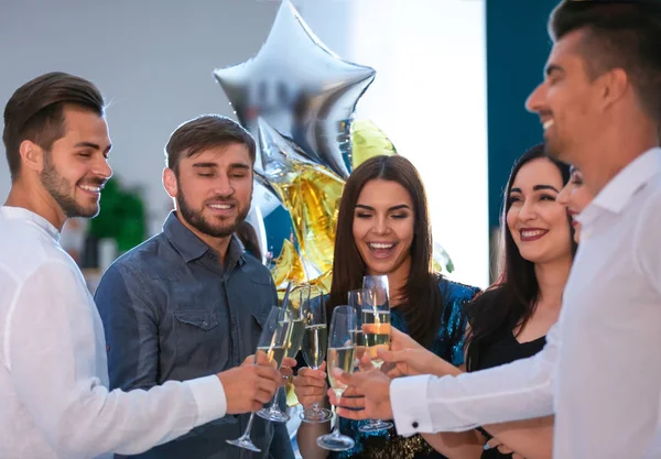 Jeunes Gens Cliquetis Verres Avec Champagne Fête Anniversaire Dans Club — Photo