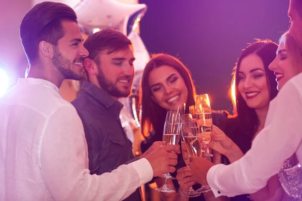 Los Jóvenes Tintineando Vasos Con Champán Fiesta Cumpleaños Club — Foto de Stock