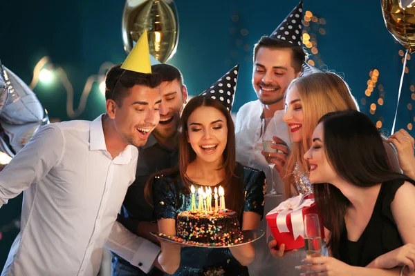 Młoda Kobieta Przyjaciółmi Tort Urodzinowy Klubie — Zdjęcie stockowe