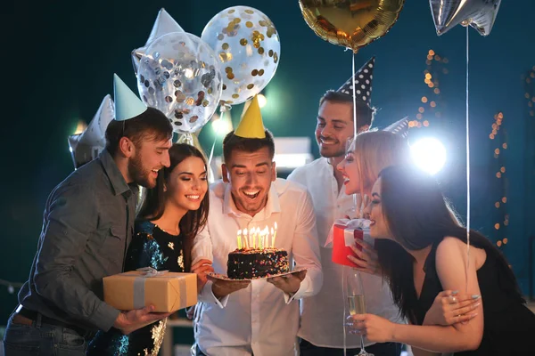 Giovane Uomo Con Gli Amici Torta Compleanno Nel Club — Foto Stock