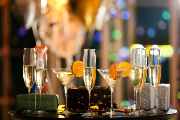 Ποτήρια Αλκοόλ Κουτιά Δώρων Στο Τραπέζι Πάρτι Γενεθλίων Στο Club — Φωτογραφία Αρχείου