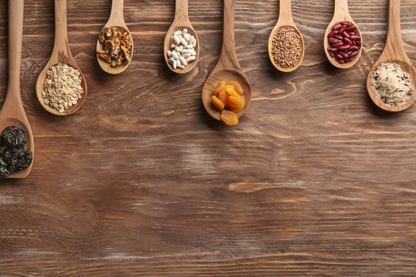 Cucharas Con Varios Productos Saludables Sobre Fondo Madera — Foto de Stock