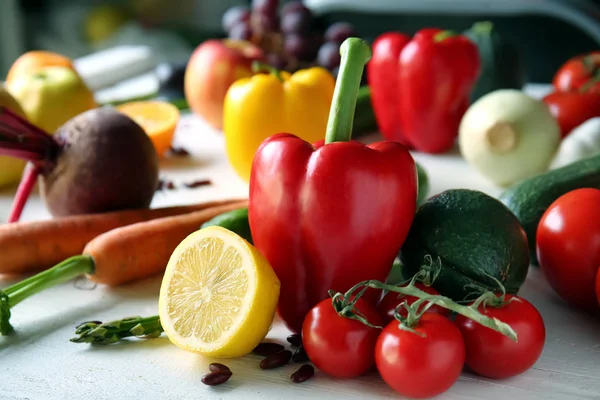 新鮮な野菜や木製のテーブルの上の果物 — ストック写真