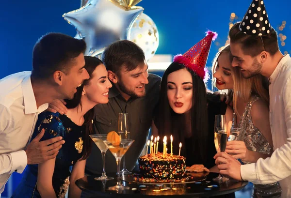 Jovem Mulher Soprando Velas Seu Bolo Aniversário Com Amigos Clube — Fotografia de Stock