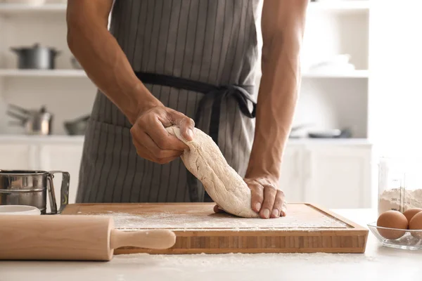 Homem Amassando Massa Cozinha — Fotografia de Stock