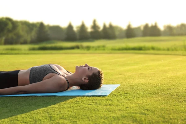 Beautiful Young Woman Lying Yoga Mat Outdoors Morning — Stock Photo, Image