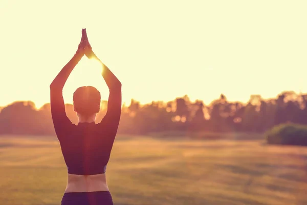 Pratik Yoga Açık Havada Sabah Güzel Genç Kadın — Stok fotoğraf