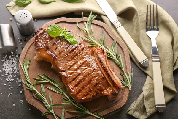 Bord Met Smakelijke Biefstuk Kruiden Specerijen Grijze Achtergrond — Stockfoto