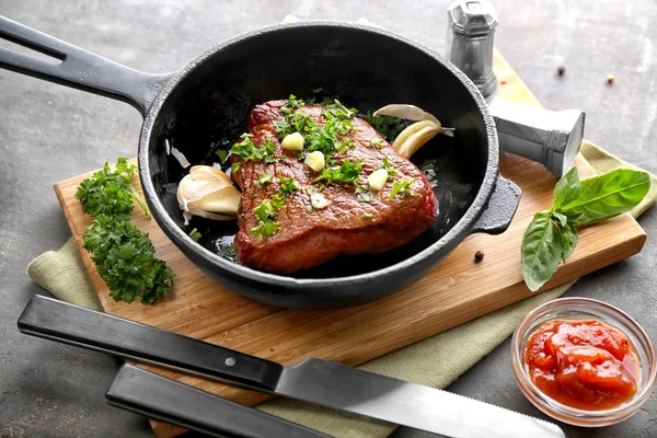 Poêle Frire Avec Steak Savoureux Herbes Ail Frais Sur Fond — Photo