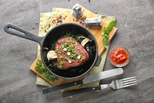 Frying Pan Tasty Steak Herbs Fresh Garlic Grey Background — Stock Photo, Image