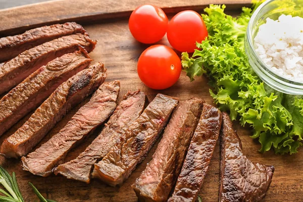Steak Tomates Coupés Avec Goût Sur Planche Bois Gros Plan — Photo