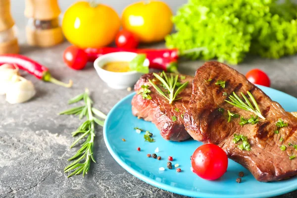Assiette Avec Savoureux Steaks Herbes Tomates Épices Sur Table Grunge — Photo