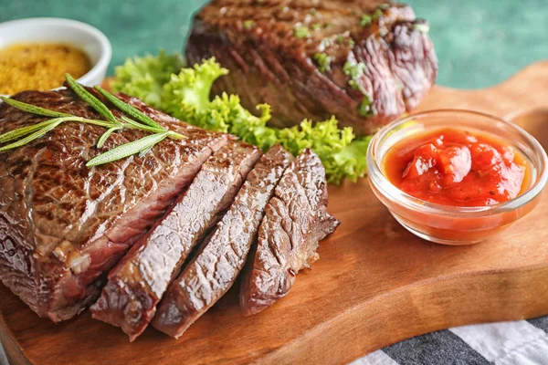 Plateau Avec Steaks Savoureux Herbes Sauce Sur Fond Vert Gros — Photo
