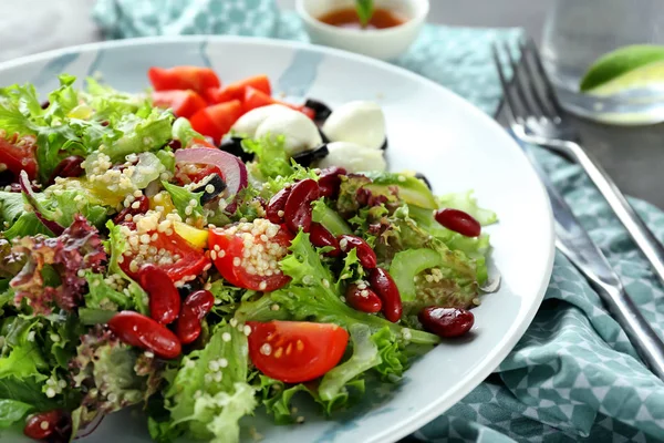 Assiette Avec Salade Quinoa Savoureuse Sur Table Gros Plan — Photo