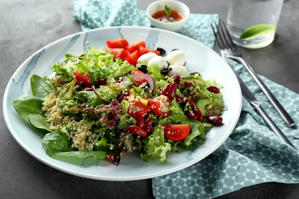 Assiette Avec Salade Quinoa Savoureuse Sur Table — Photo