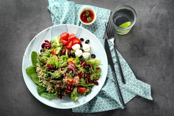 Assiette Avec Salade Quinoa Savoureuse Sur Table — Photo