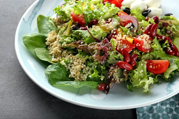 Teller Mit Leckerem Quinoa Salat Auf Dem Tisch Nahaufnahme — Stockfoto