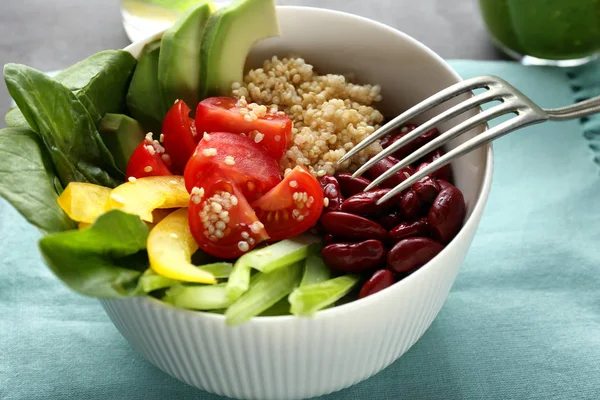 Tigela Com Saborosa Salada Quinoa Mesa Close — Fotografia de Stock