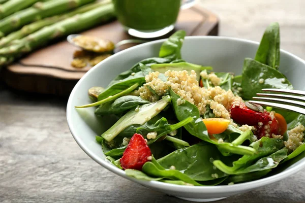 Bol Avec Salade Quinoa Savoureuse Sur Table Bois Gros Plan — Photo