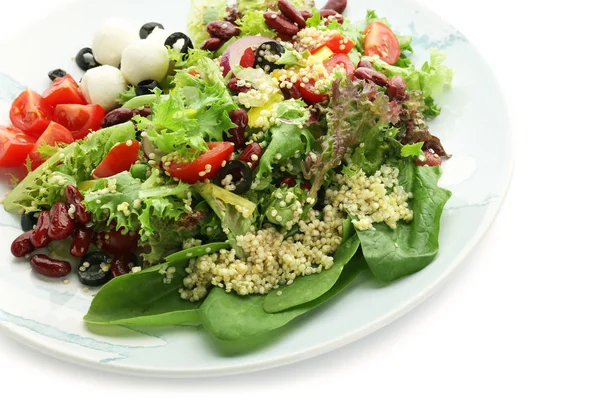 Assiette Avec Salade Quinoa Savoureuse Sur Fond Blanc Gros Plan — Photo