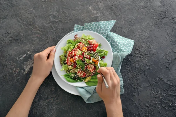 Vrouw Lekkere Quinoa Salade Eten Aan Tafel Close — Stockfoto
