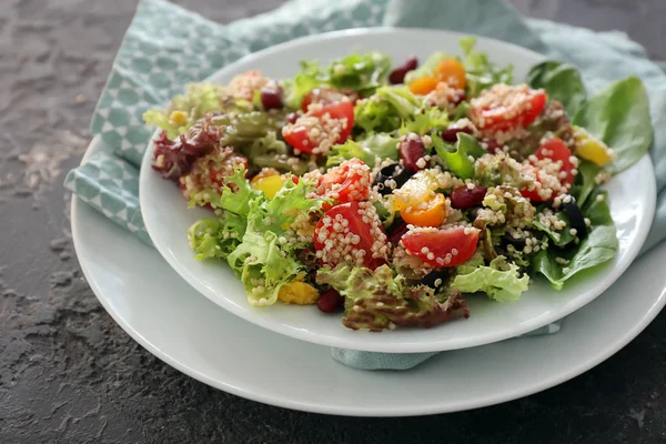 Assiette Avec Salade Quinoa Savoureuse Sur Table Gros Plan — Photo