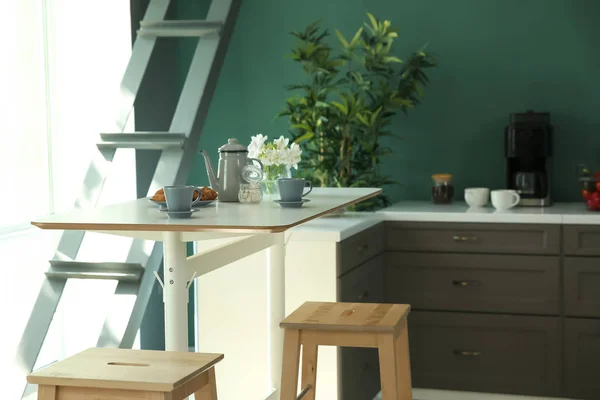 Table Avec Biscuits Théière Dans Cuisine Moderne — Photo