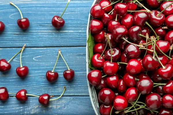 Ahşap Masa Üstten Görünüm Üzerinde Lezzetli Kiraz Ile Kase — Stok fotoğraf