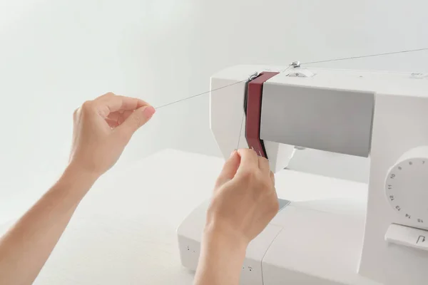 Female Tailor Threading Sewing Machine — Stock Photo, Image