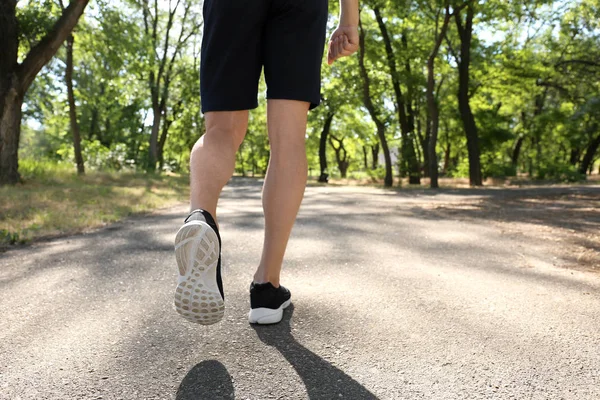 Uomo Sportivo Che Corre Nel Parco — Foto Stock