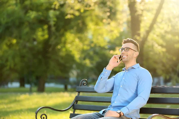 Красивый Мужчина Разговаривает Мобильному Телефону Время Отдыха Зеленом Парке — стоковое фото