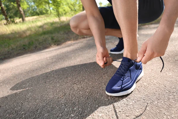 Sportos Férfi Odakötő Cipőfűzők Előtti Parkban — Stock Fotó