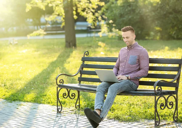 Handsome Man Laptop Resting Bench Park — Stock Photo, Image