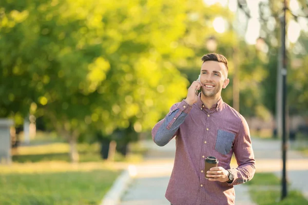 Красивый Мужчина Разговаривает Мобильному Телефону Время Прогулки Зеленом Парке — стоковое фото