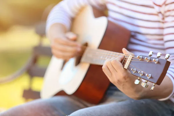 Uomo Che Suona Chitarra Nel Parco Primo Piano — Foto Stock