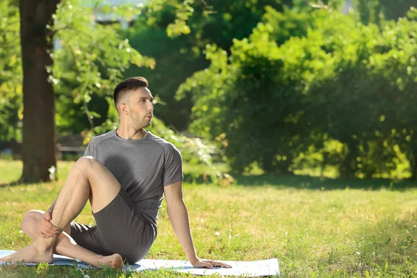 Hombre Deportivo Practicando Yoga Parque — Foto de Stock